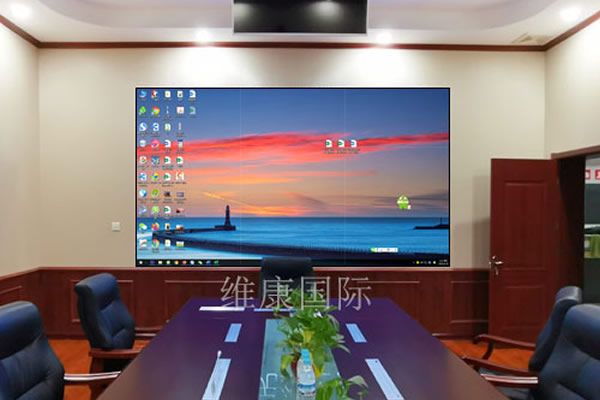 大型會議室使用無縫拼接屏好還是投影機(jī)好？