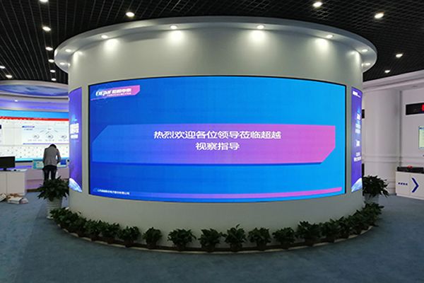 室內(nèi)選擇P3LED顯示屏好還是拼接屏好？