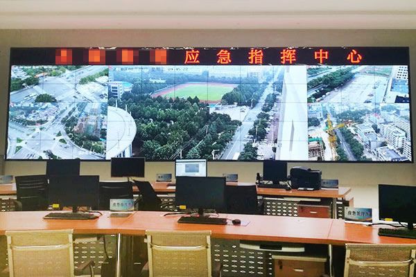 多種信息源通過(guò)什么設(shè)備輸出拼接屏？