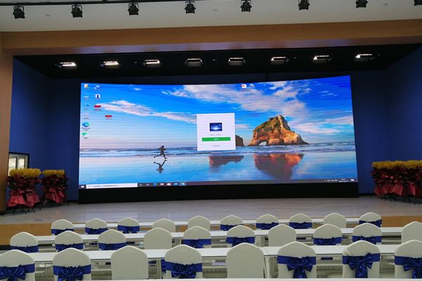 室內(nèi)舞臺(tái)大屏使用LED顯示屏好，還是液晶拼接屏好？