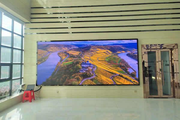 會(huì)議室LED顯示屏用P1.53的好，還是P1.86的好？