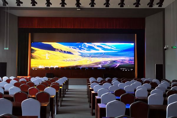 8米寬、15米長(zhǎng)的會(huì)議室用多大尺寸的LED顯示屏合適？